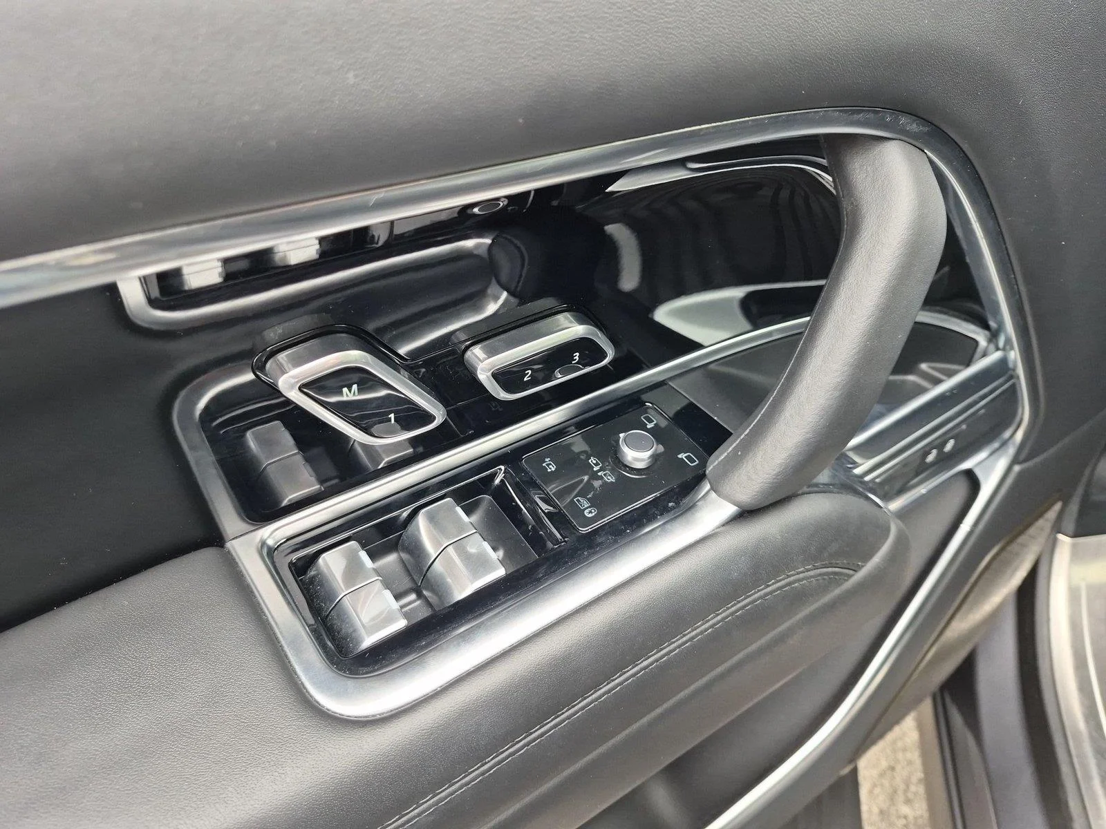 Used 2023 Eiger Grey Metallic Land Rover Autobiography image 15