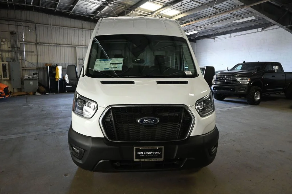 New 2025 Oxford White Ford Base image 3