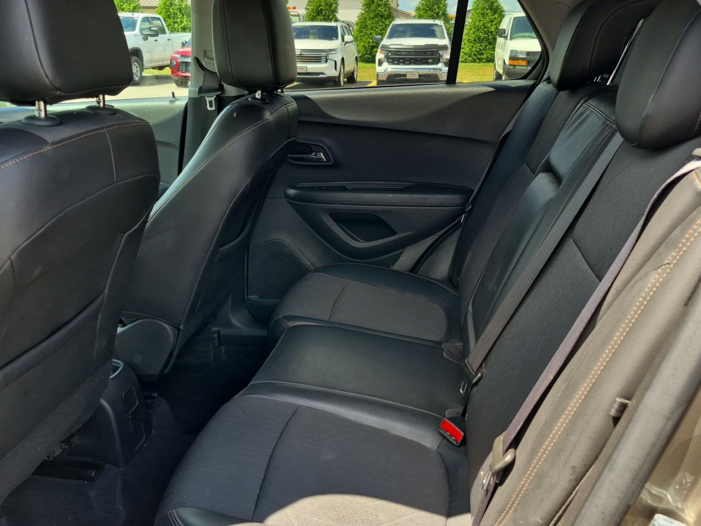 Used 2022 BEIGE CHEVROLET SUV image 9