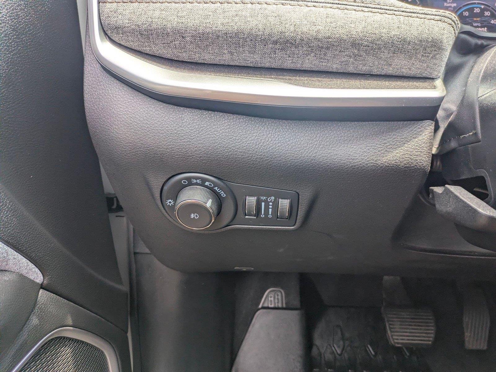 Used 2023 Bright White Clearcoat Jeep Latitude Lux image 16