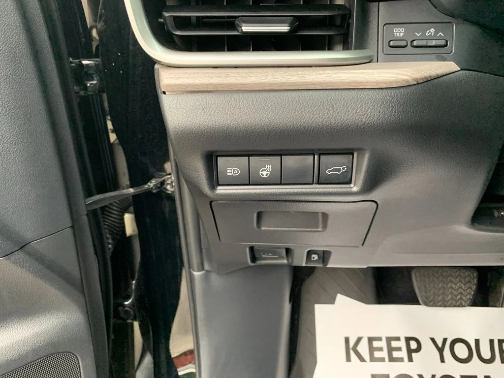 Used 2025 Black Toyota Platinum image 31