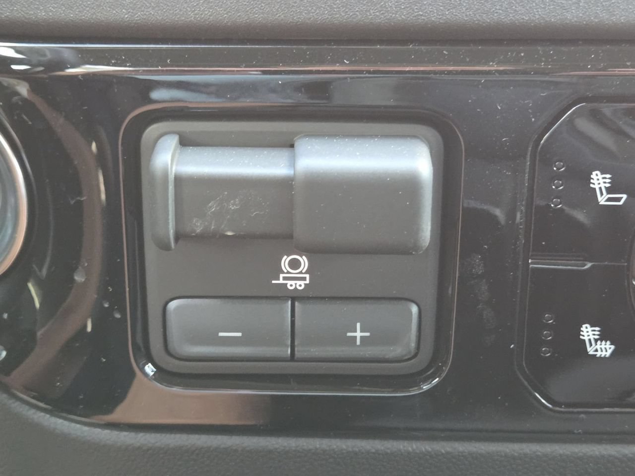 New 2026 Summit White GMC Elevation image 10