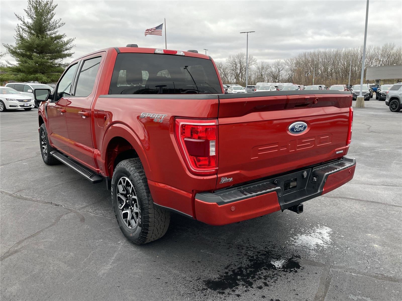 Used 2023 Hot Pepper Red Tinted Clearcoat Ford XLT image 3