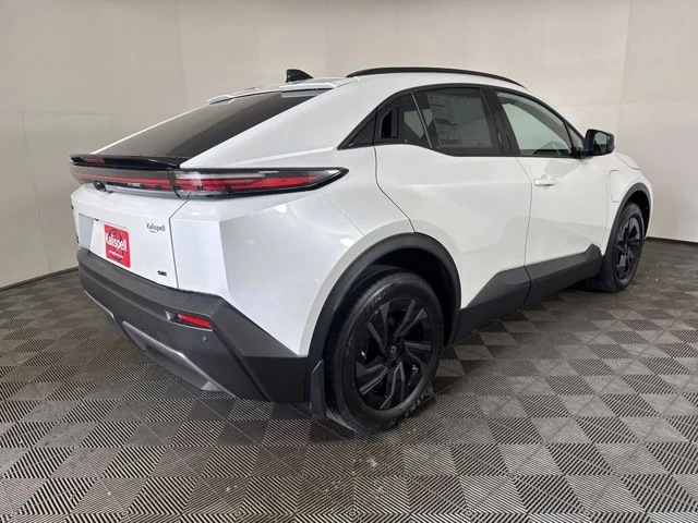 New 2026 Wind Chill Pearl <sup>1</sup> Toyota  SE image 3