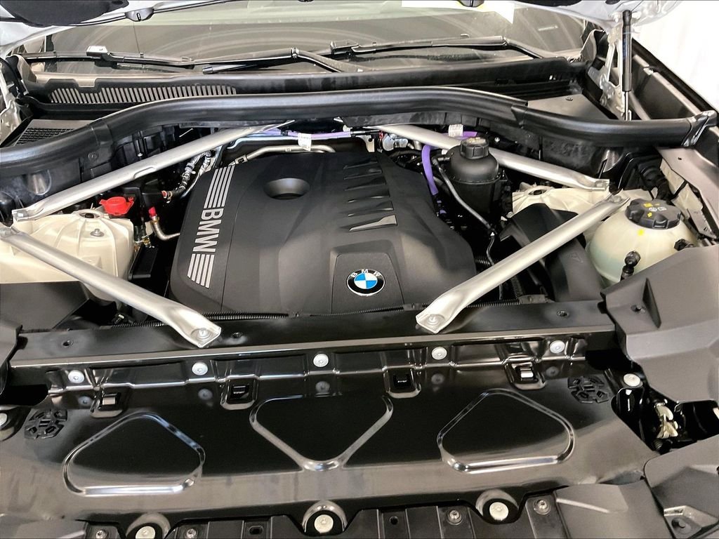 Used 2025 White BMW xDrive40i image 29