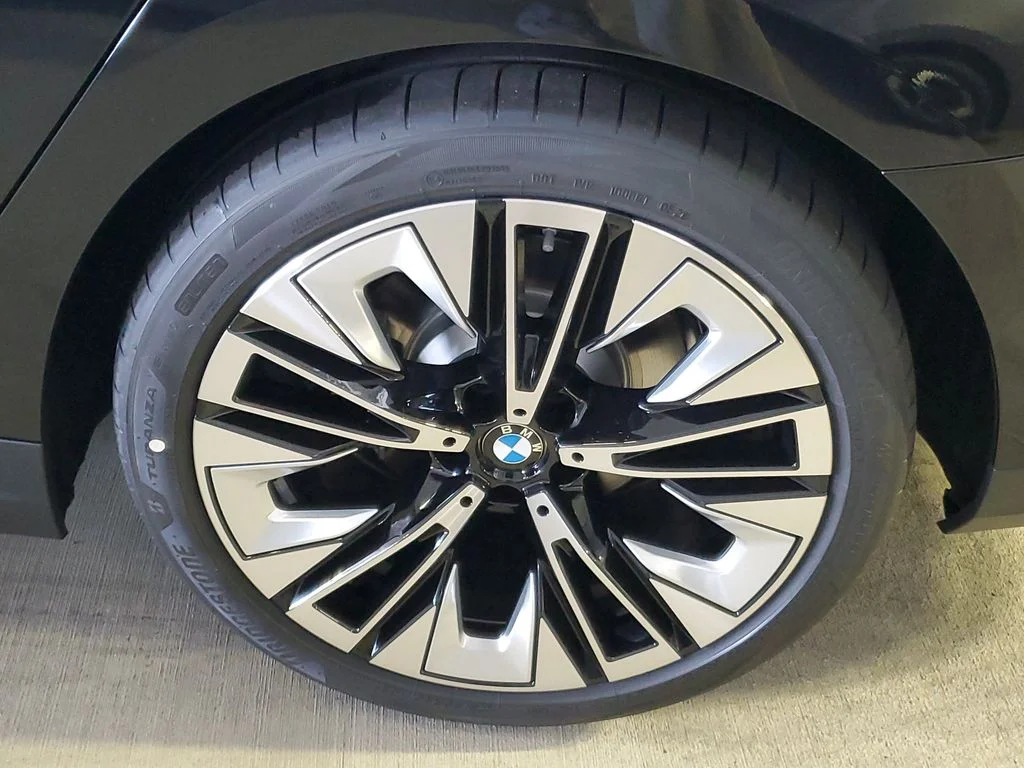 New 2027 Dk. BMW 530i image 5