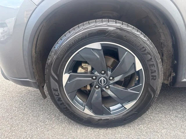 Used 2024 Gray Nissan SV image 9