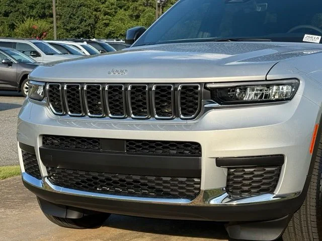 New 2026 Silver Zynith Exterior Paint Jeep Laredo image 10