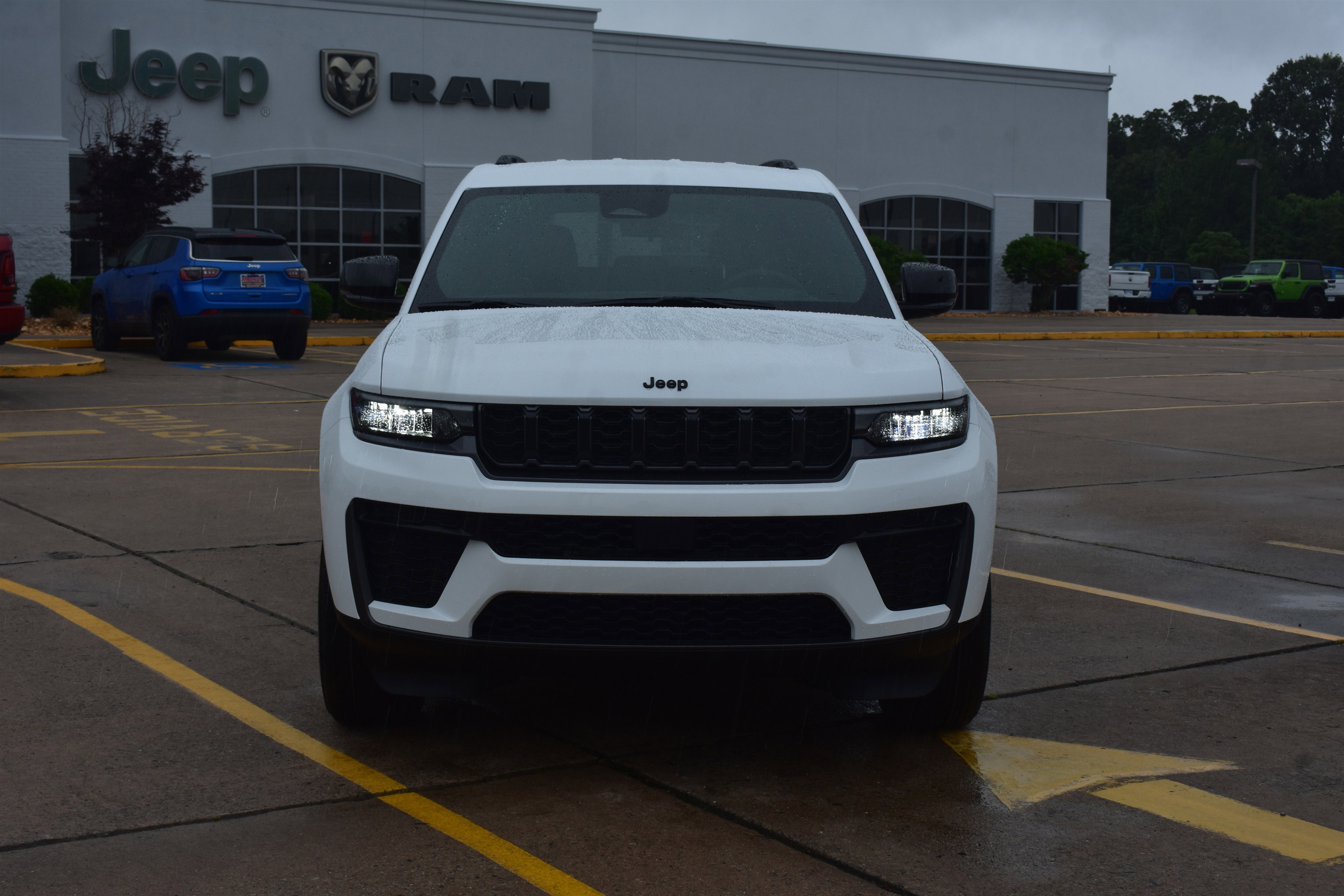 New 2026 Bright White Clear-Coat Exterior Paint Jeep Laredo Altitude image 2