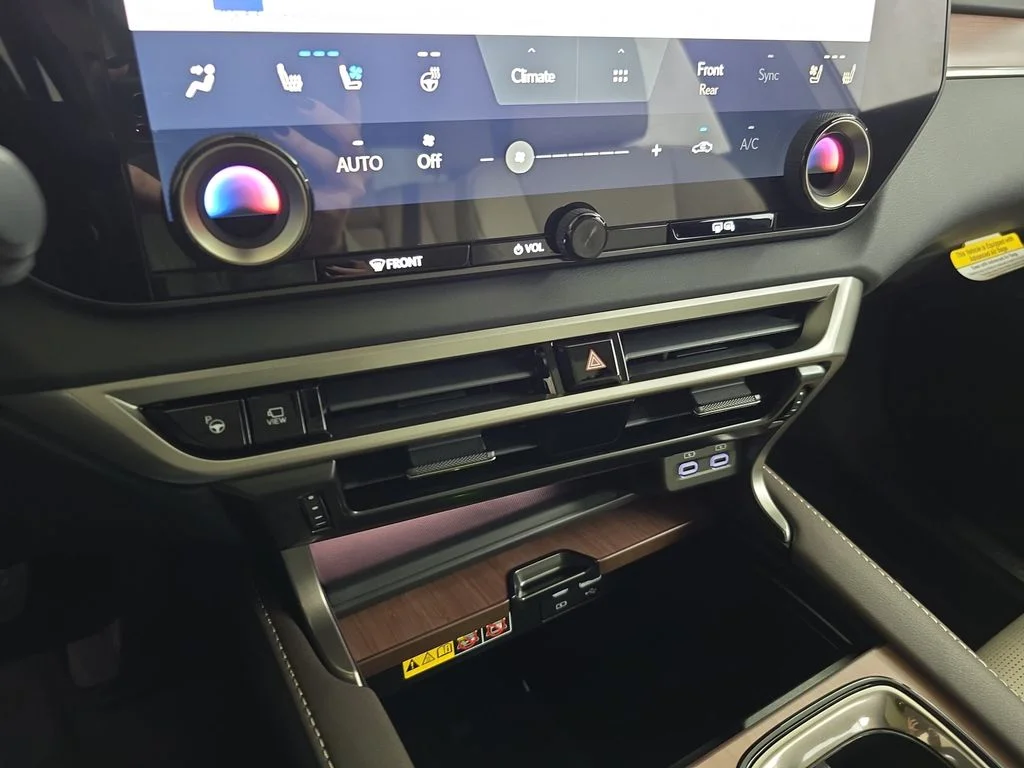 New 2026 Eminent White Pearl Lexus PREMIUM PLUS image 23