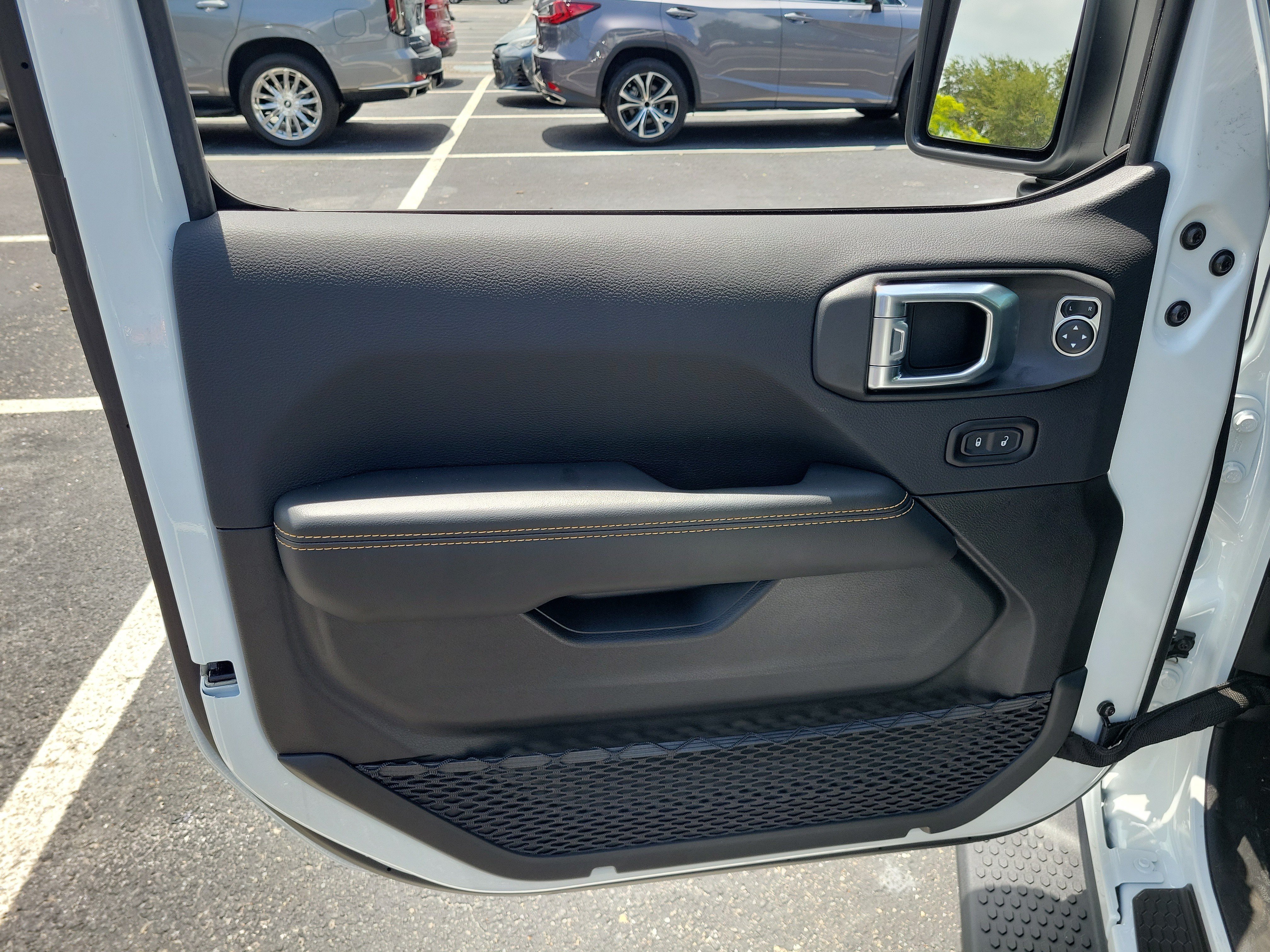 New 2026 Bright White Clear-Coat Exterior Paint Jeep Sahara image 18