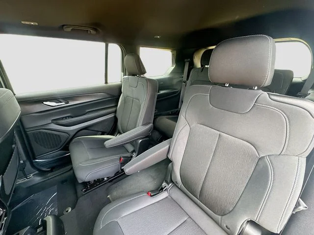 New 2026 Bright White Clear-Coat Exterior Paint Jeep Laredo image 28