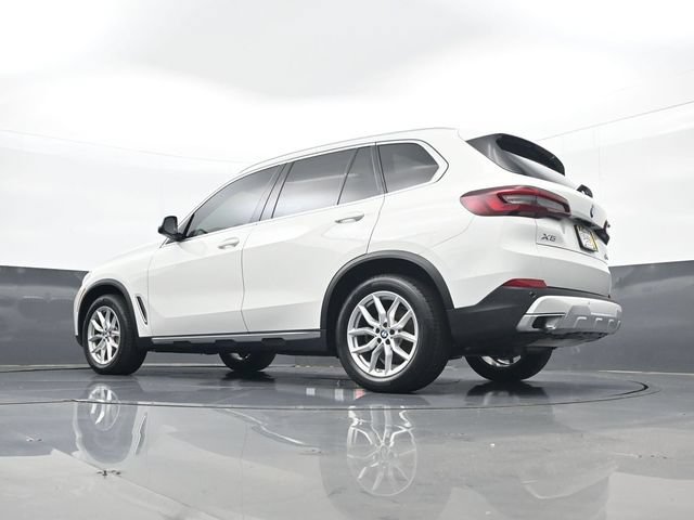 Used 2021 White BMW xDrive40i image 27