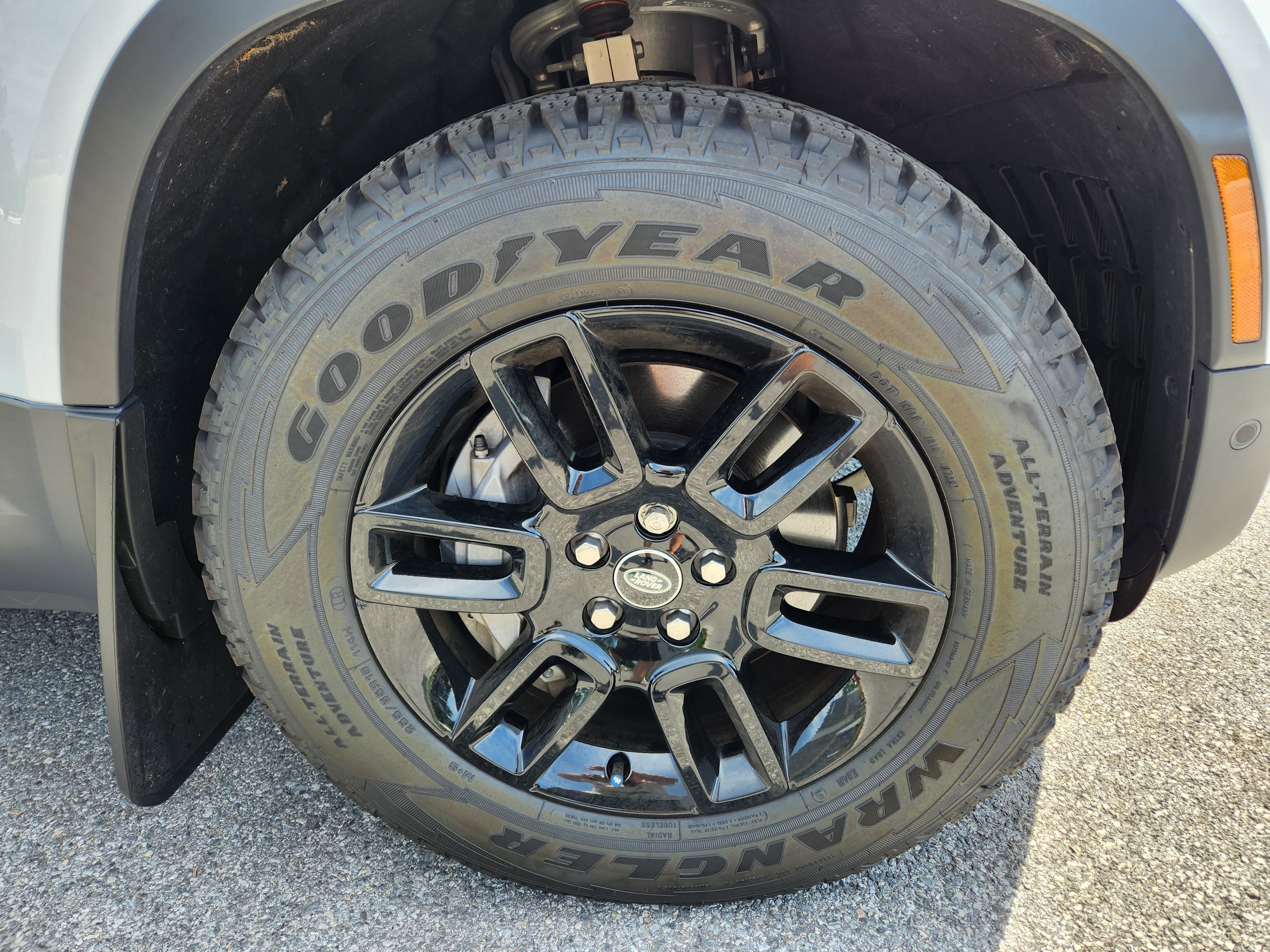 Certified Used 2025 Fuji White Land Rover S image 7