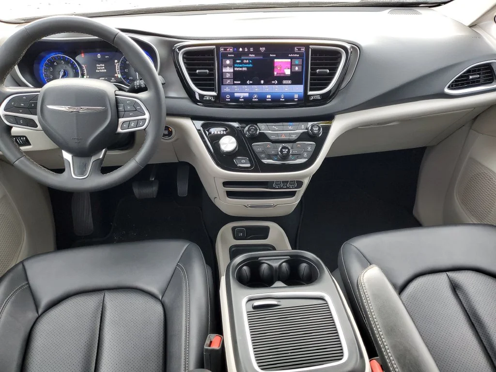 Used 2024 Silver Chrysler Touring L image 28