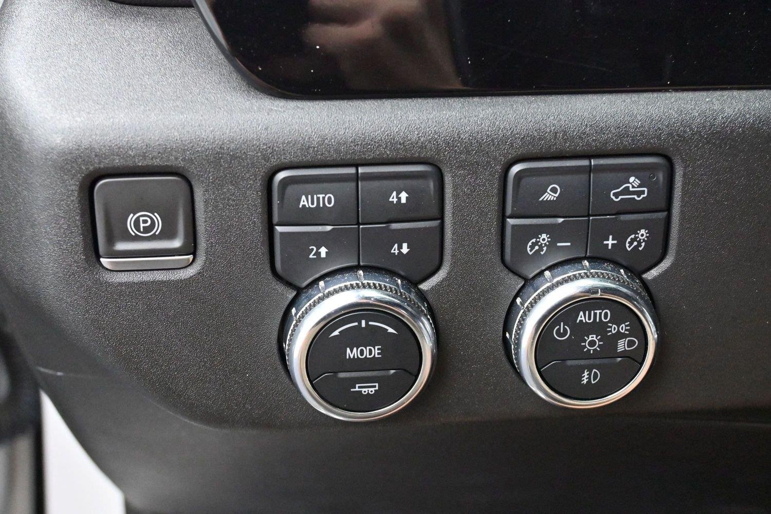Used 2023 White Frost Tricoat GMC SLT image 25