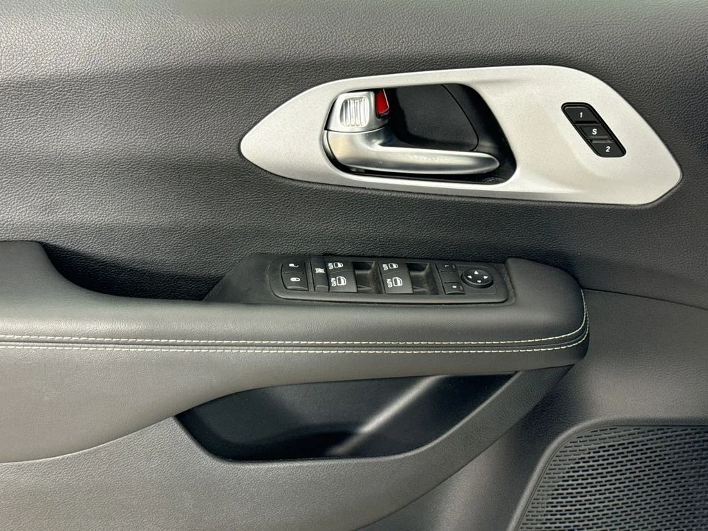 Used 2024 White Chrysler Touring L image 18