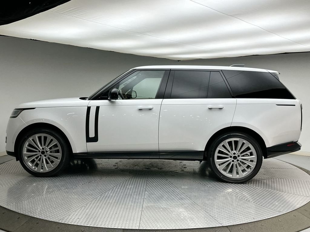 New 2026 Fuji White Land Rover SE image 2