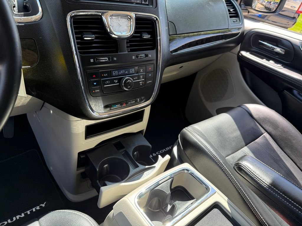 Used 2014 Brilliant Black Crystal Pearlcoat Chrysler Touring image 22