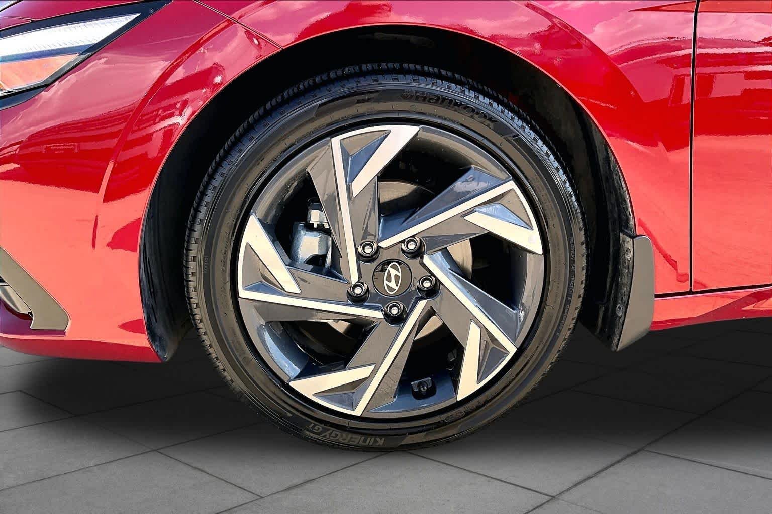 2025 Hyundai Elantra Limited - Photo 11