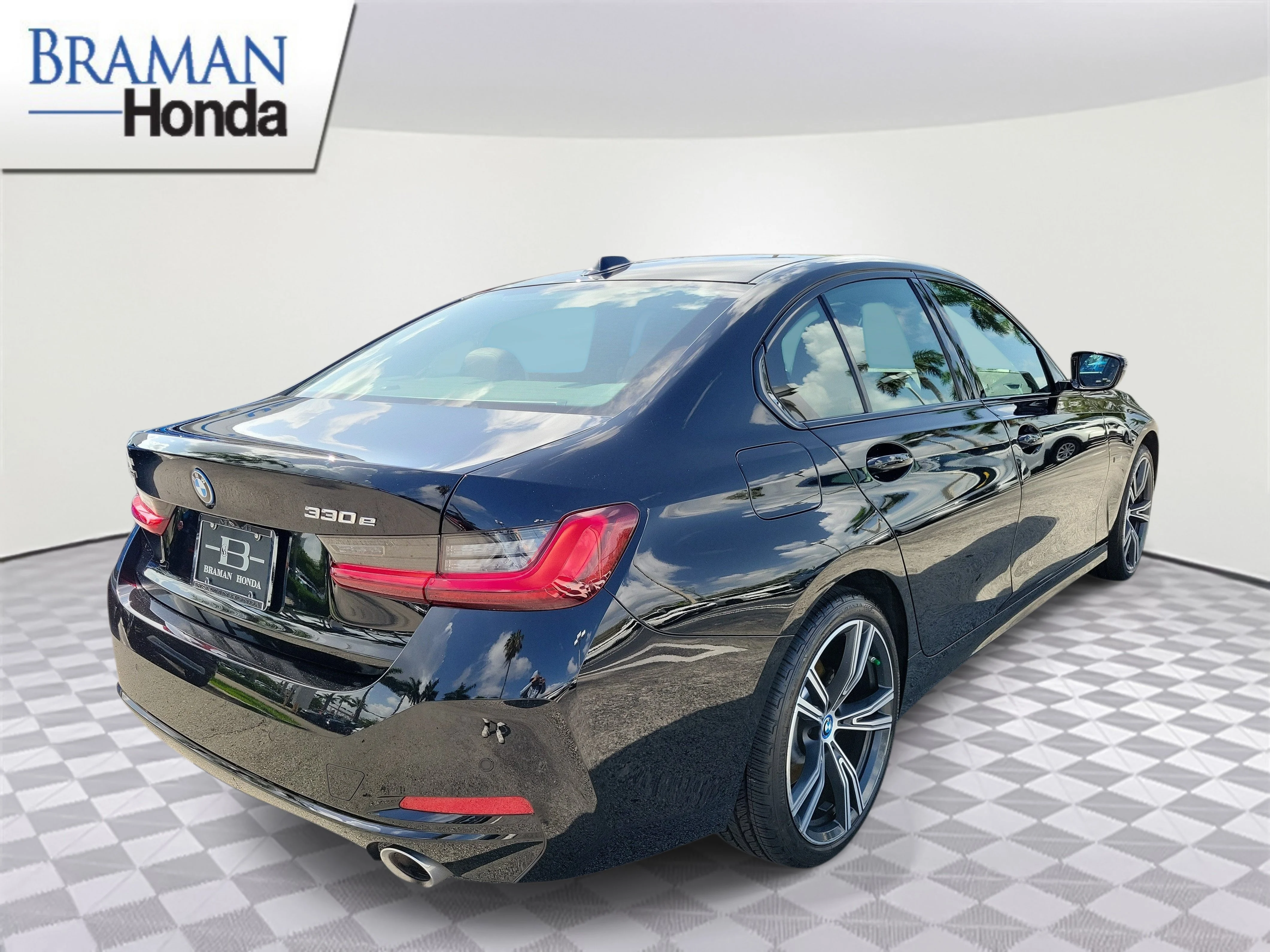 Used 2023 Jet Black BMW 330e xDrive image 3