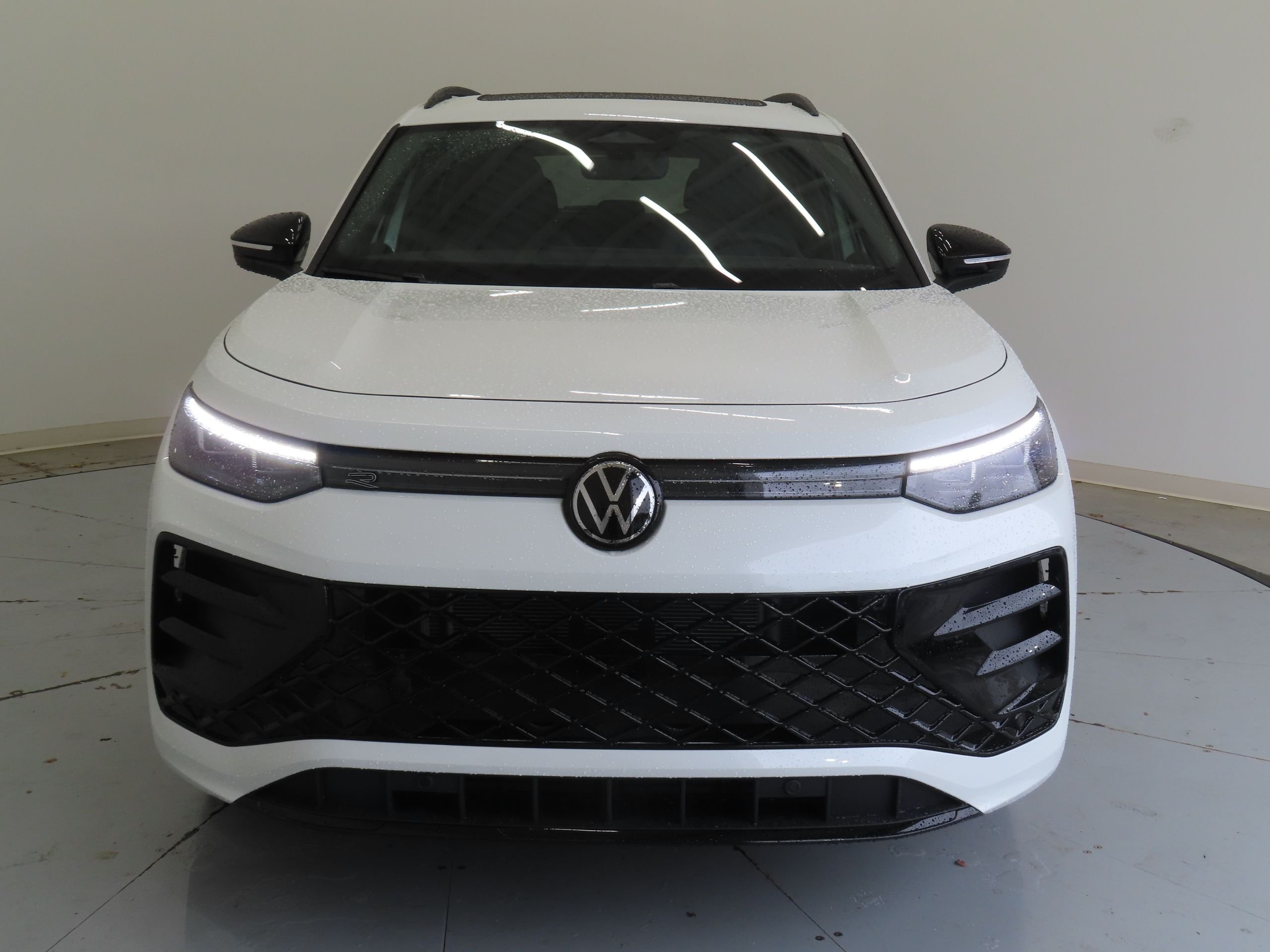 New 2026 White Volkswagen 2.0T SE R-Line Black image 9