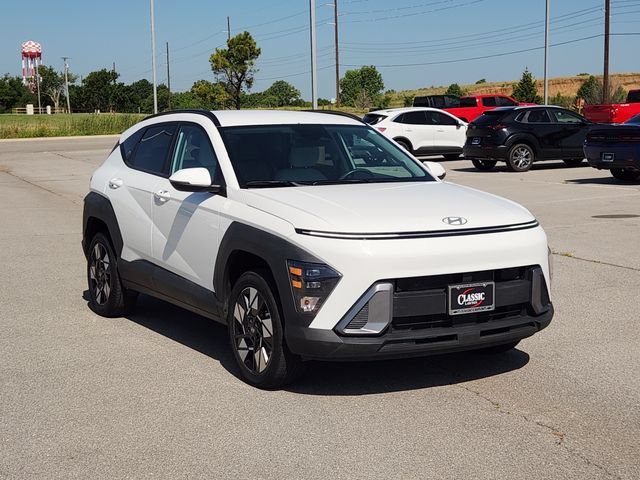 Used 2025 White Hyundai SEL image 3