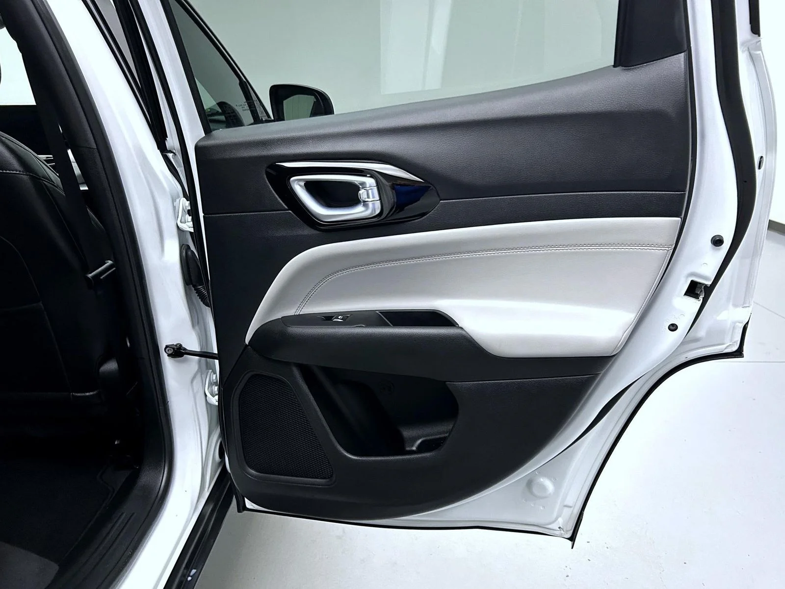 Used 2023 White Jeep Limited image 17