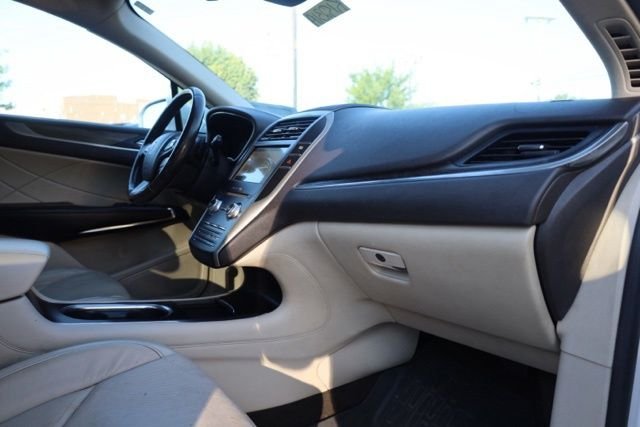 Used 2019 White Platinum Clearcoat Metallic Lincoln Reserve image 42