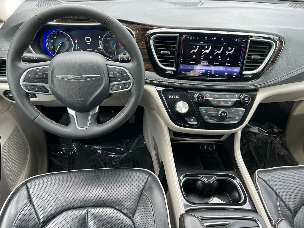 Used 2023 White Chrysler Limited image 5
