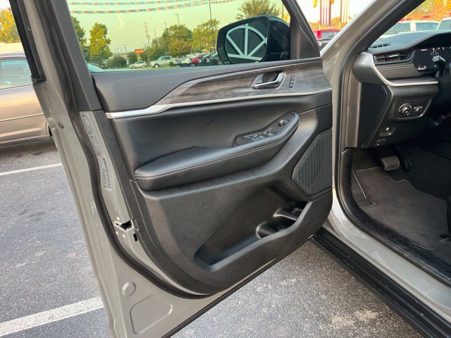 Used 2027 Gray Jeep Limited image 5
