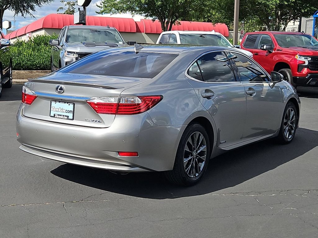 Used 2015 Silver Lexus 300h image 5