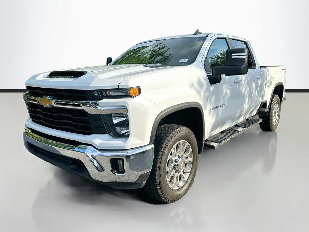 Used 2025 Summit White Chevrolet LT image 1
