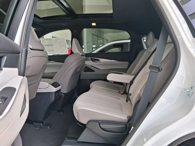 New 2027 RADIANT WHITE INFINITI Luxe AWD image 23