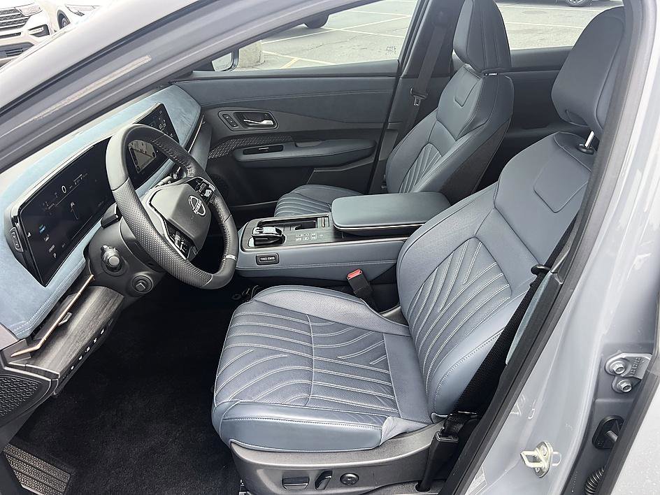 Used 2024 Boulder Gray Pearl/Black Diamond Pearl Nissan PLATINUM+ image 13