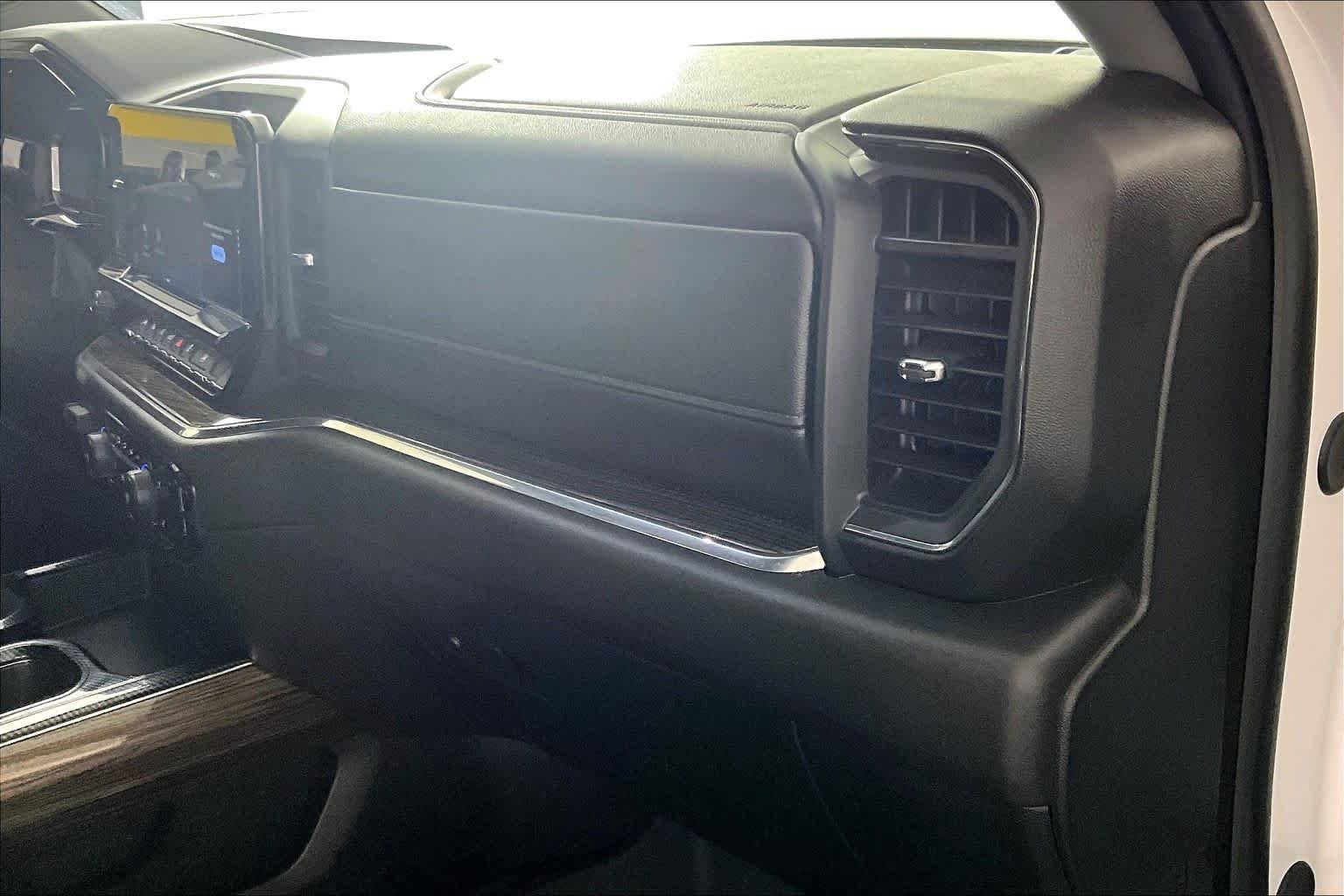 2025 Chevrolet Silverado 1500 LT - Photo 18