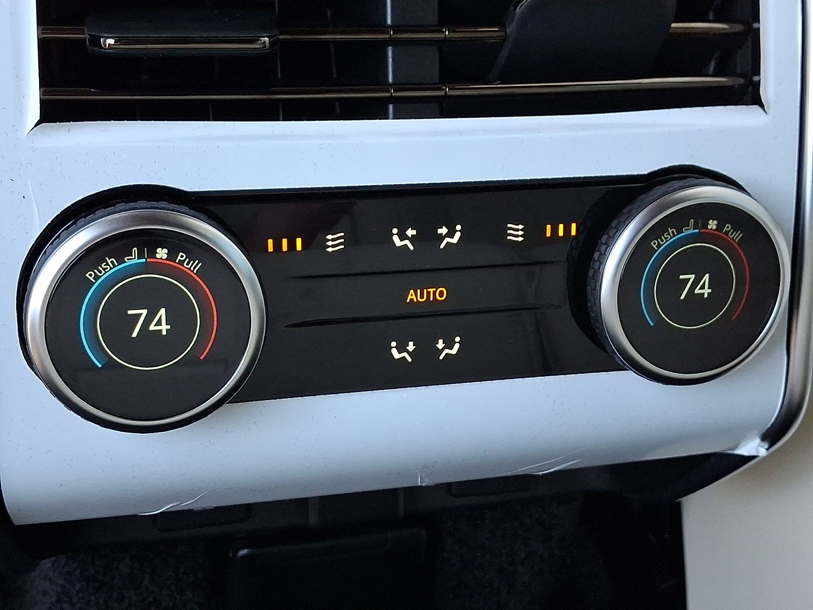 New 2026 Eiger Grey Land Rover SE image 6
