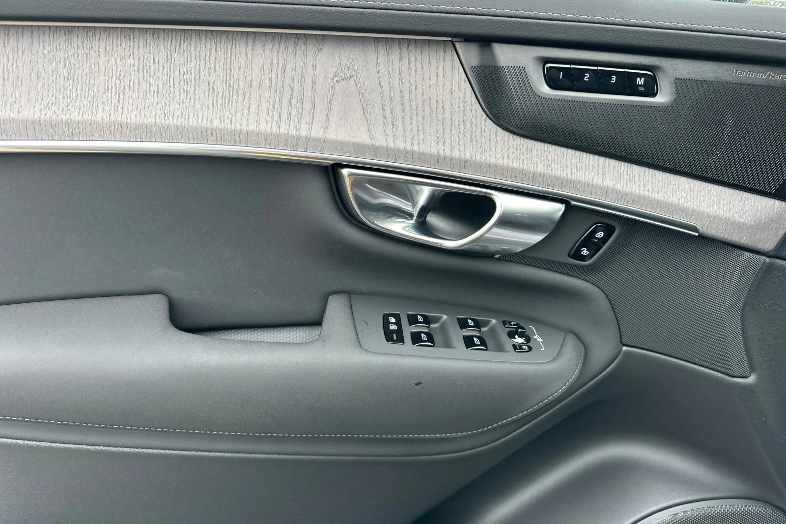 New 2026 Aurora Silver Volvo Ultra image 10