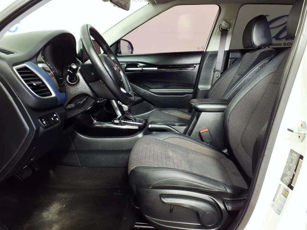 Used 2023 White Kia S image 7
