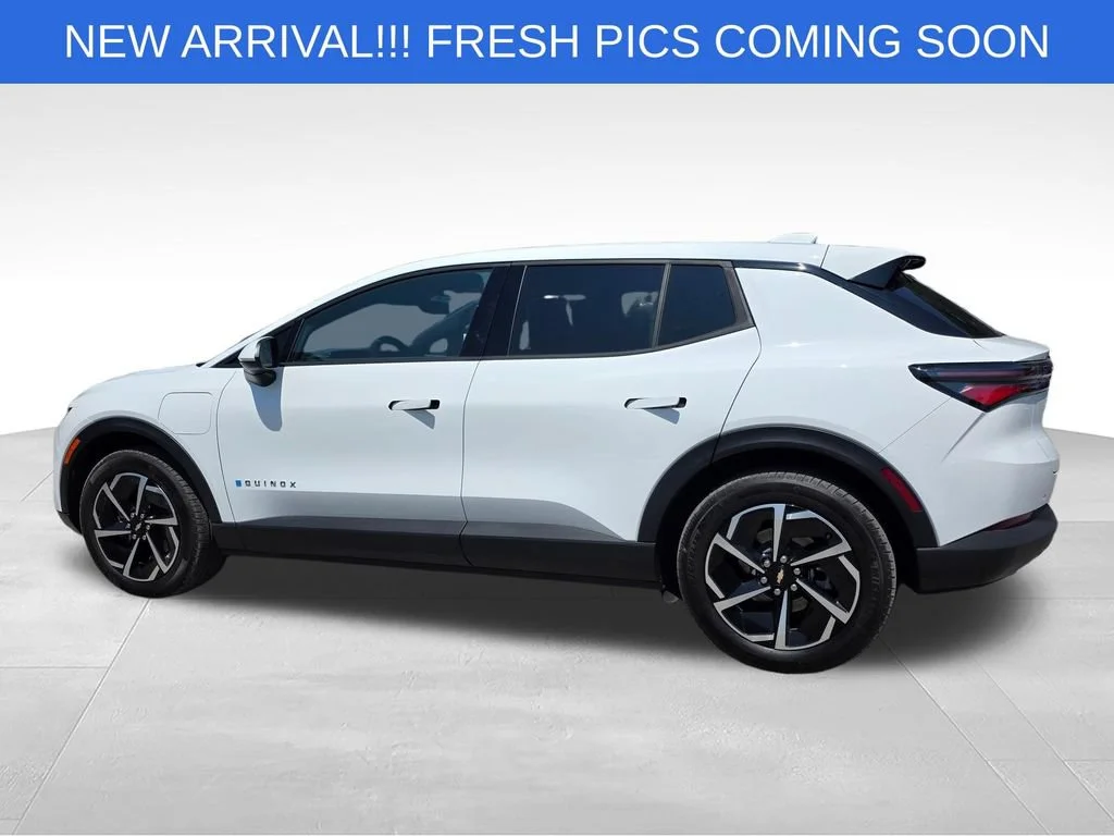 Used 2025 Summit White Chevrolet LT image 4