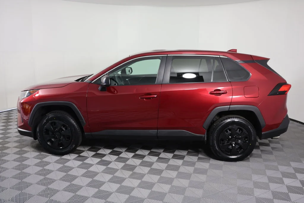 Used 2022 Pearl Toyota LE image 5