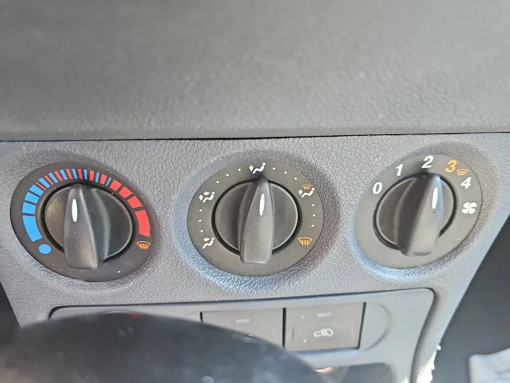 Used 2010 White Ford XLT image 21
