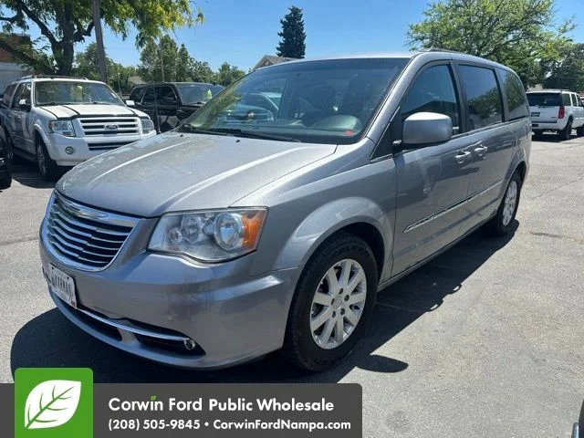 2014 Chrysler Town & Country Touring's photo