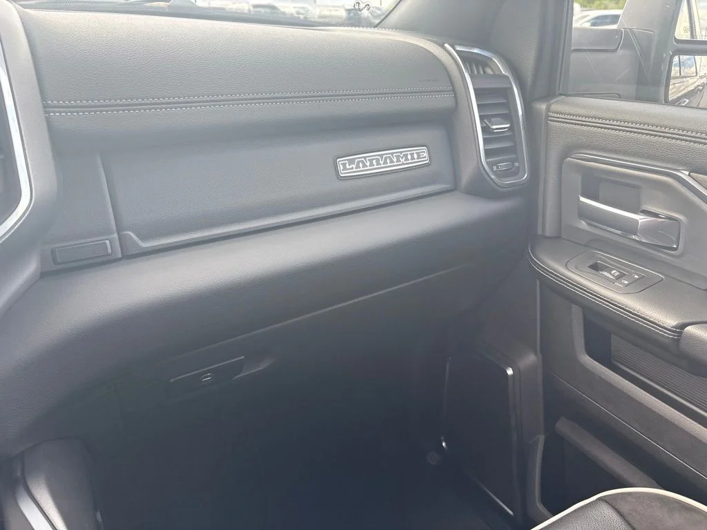 New 2026 Diamond Black Crystal Pearl-Coat Exterior Paint RAM LARAMIE image 26