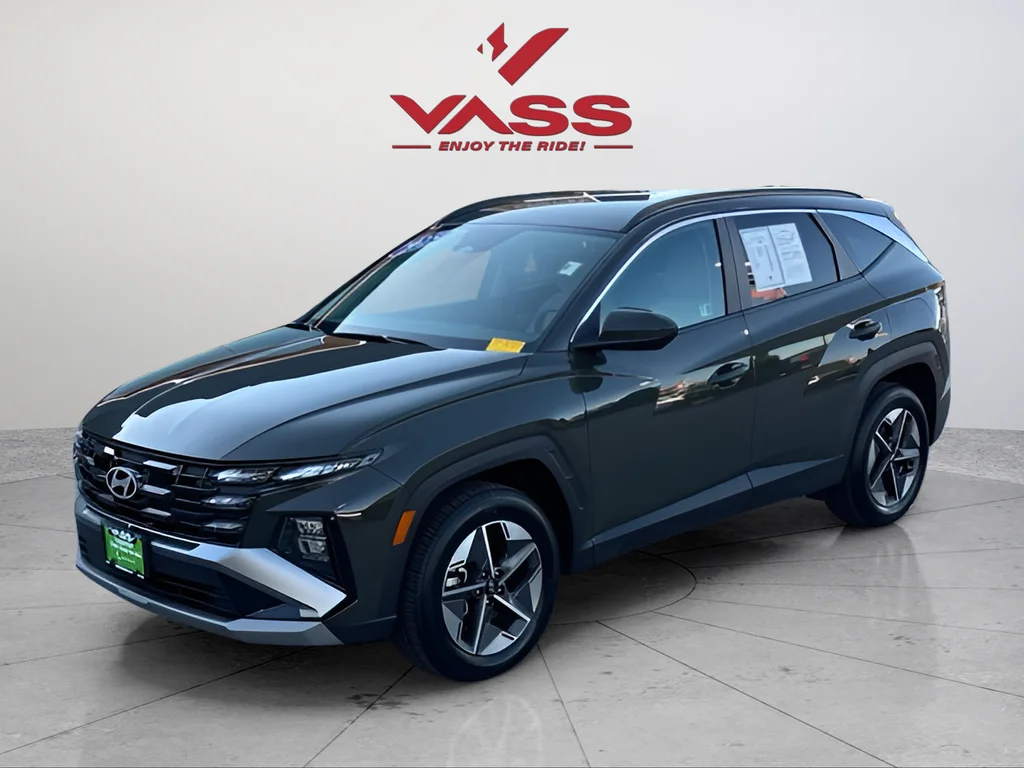 Used 2025 Green Hyundai SEL image 1