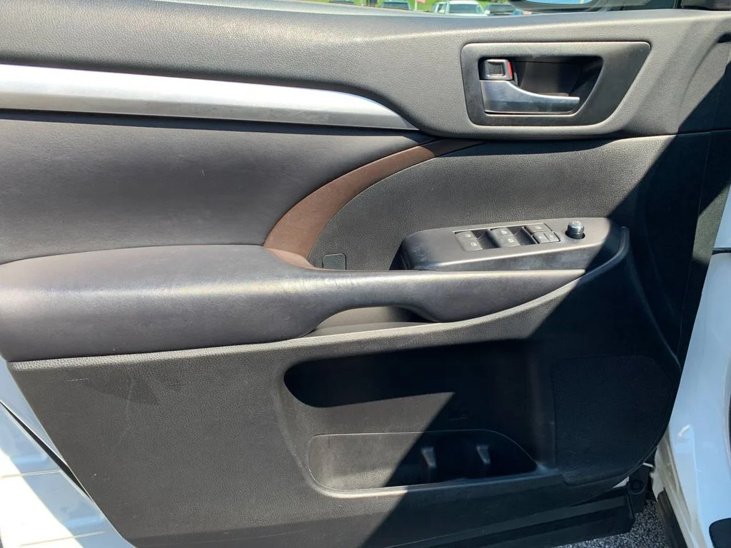 Used 2019 White Toyota XLE image 12
