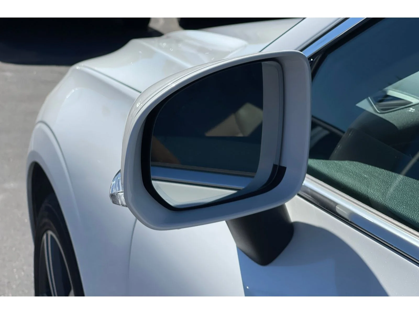 Used 2018 Ice White Volvo Momentum image 53
