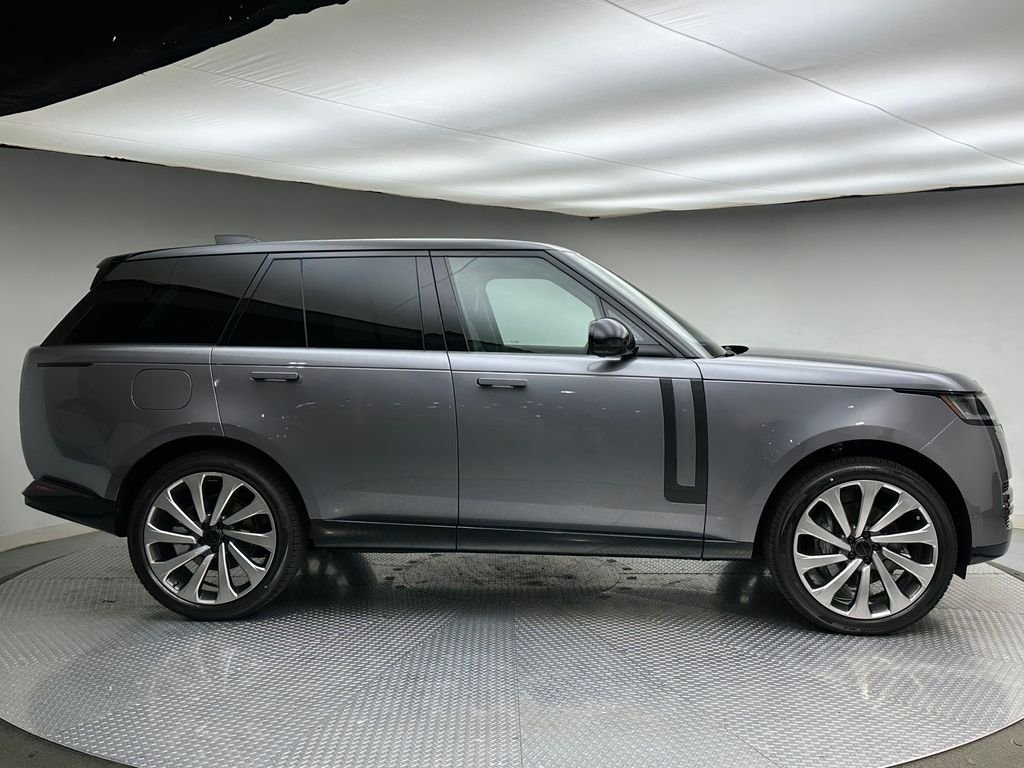 New 2026 Eiger Grey Metallic Land Rover SE image 4