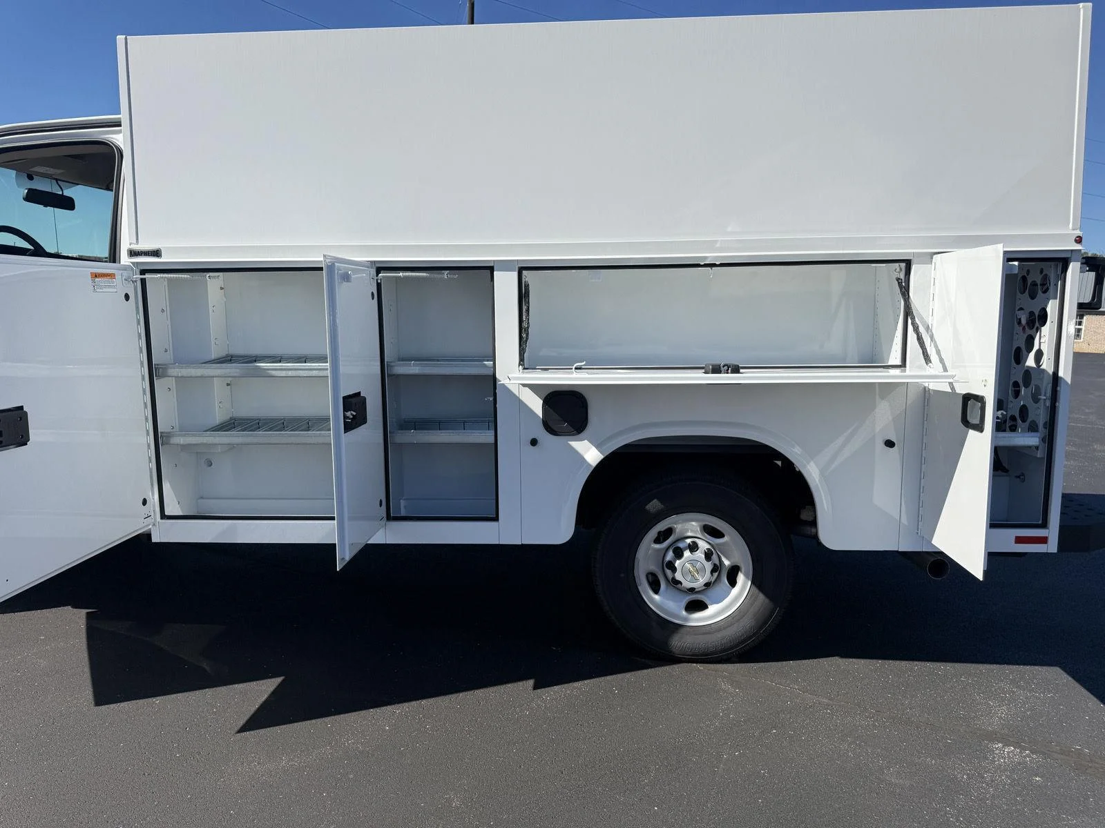 New 2026 Summit White Chevrolet 1WT image 31