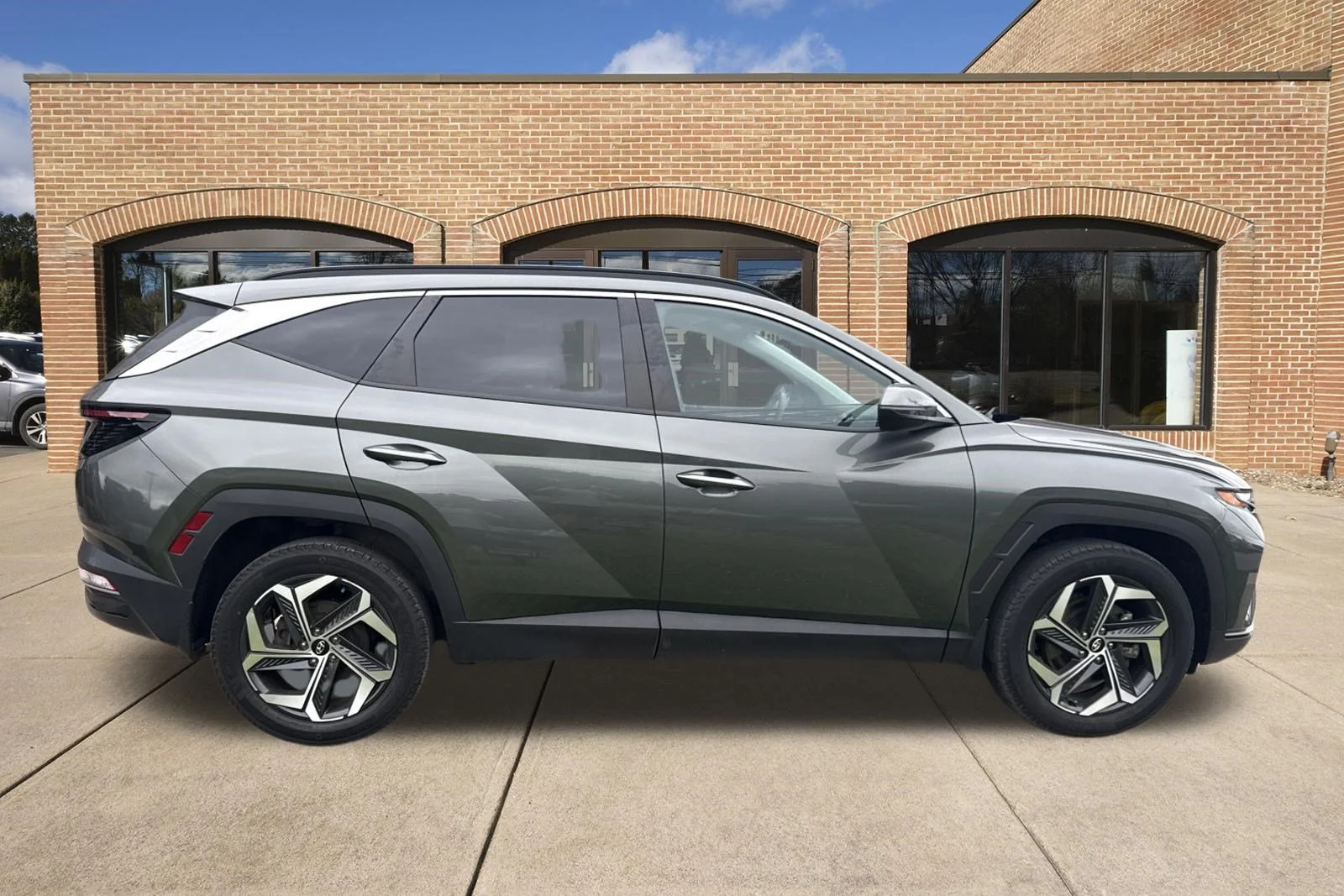 Used 2023 Amazon Gray Hyundai SEL image 2